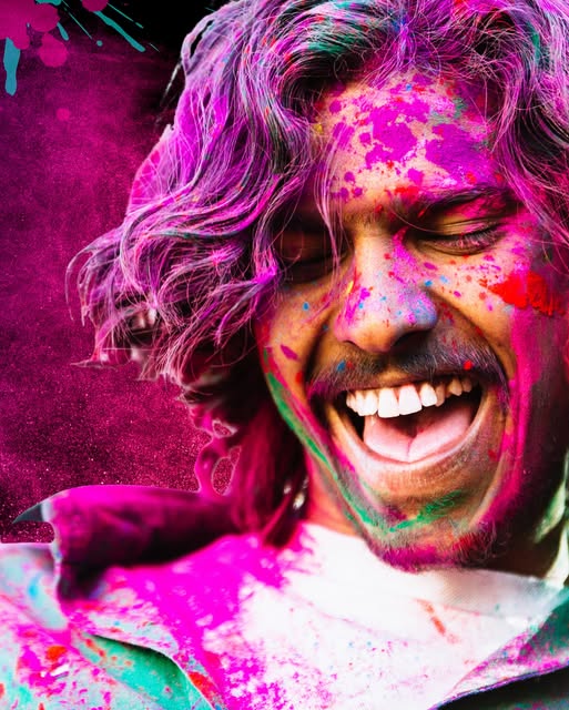 Retrato sonriente con el rostro cubierto de polvos de colores, del archivo de Holi Rave