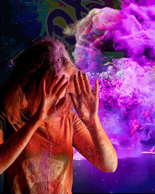 Imagen del archivo de Holi Rave: manos y cuerpo entre nubes violetas